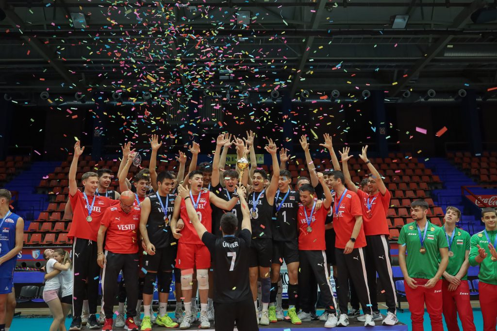 Dodjela pehara pobjedničkoj ekipi na Balkanskom prvenstvu u odbojci za kadete