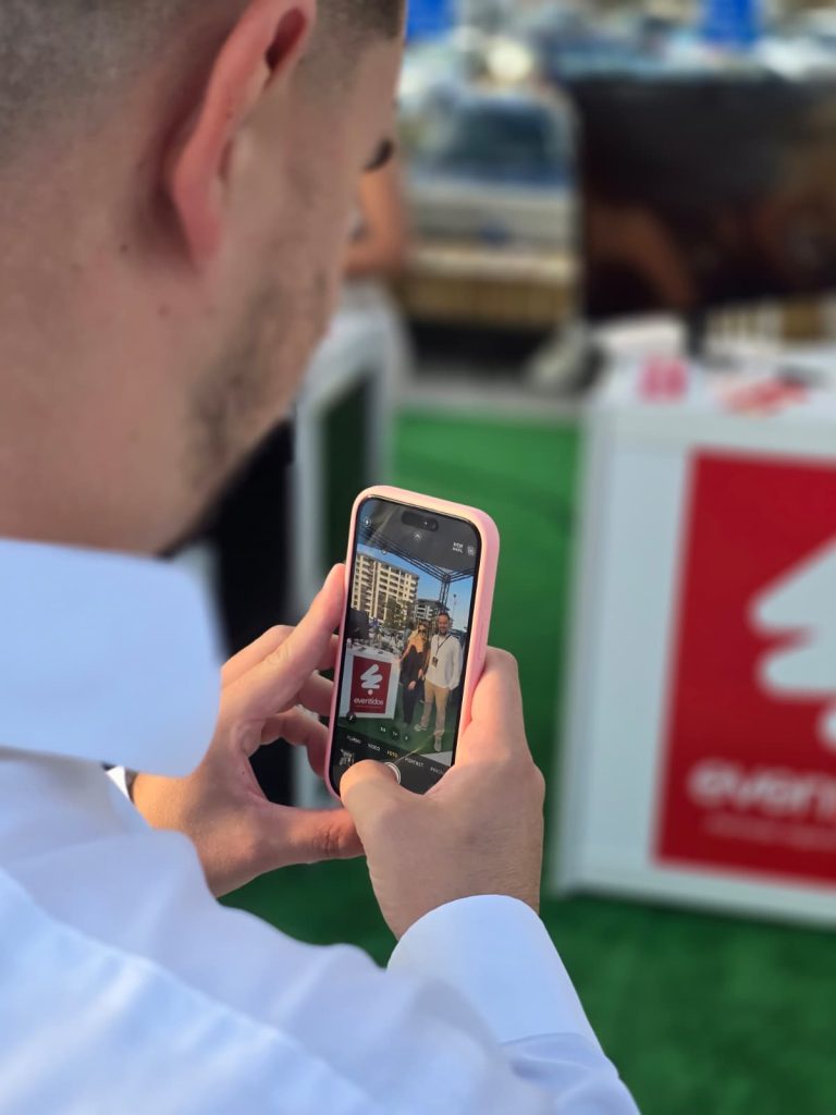 Posjetilac fotografiše Eventidos štand na festivalu domaćih proizvoda i usluga u Banjaluci