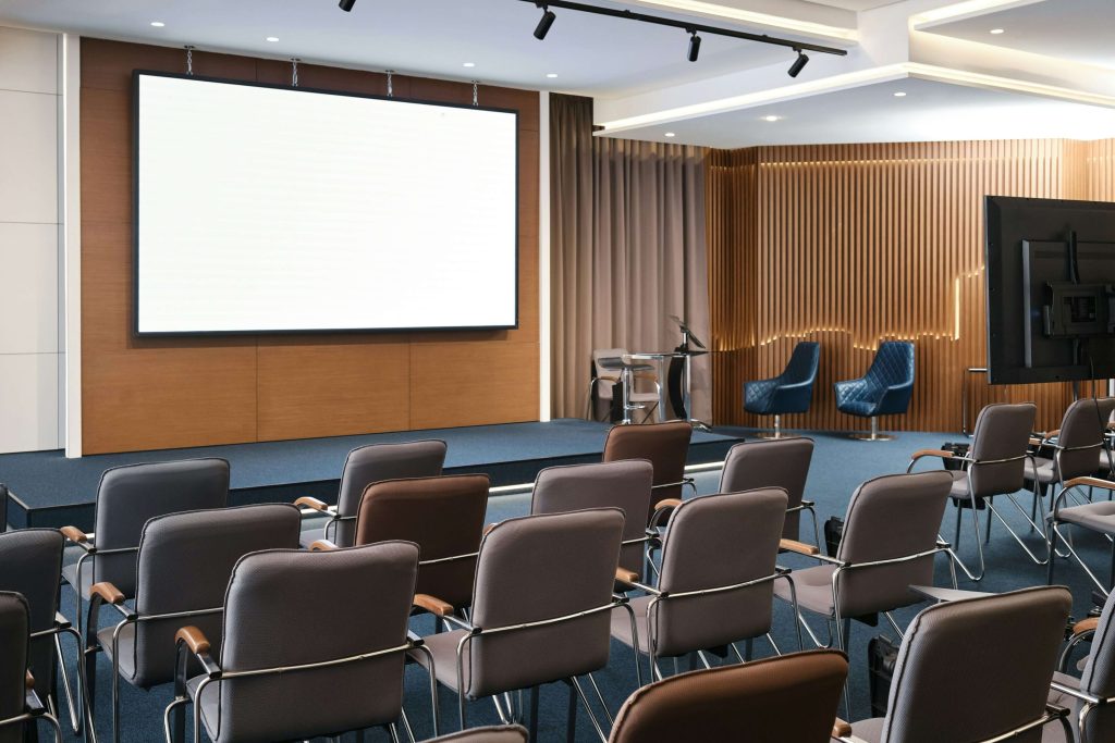 Konferencijska sala sa projektorom pripremljena za seminar i prezentaciju