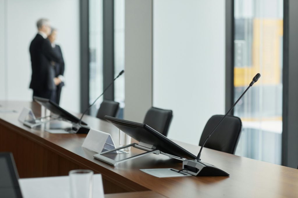 Tehnička oprema za organizaciju seminara sa mikrofonima i tabletima
